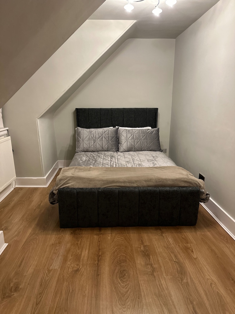 3 Bed Cottage Sleeps 2 With Parking, Garden & Wifi