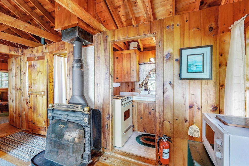 Cozy 1BR Cabin w/ Landscape Views