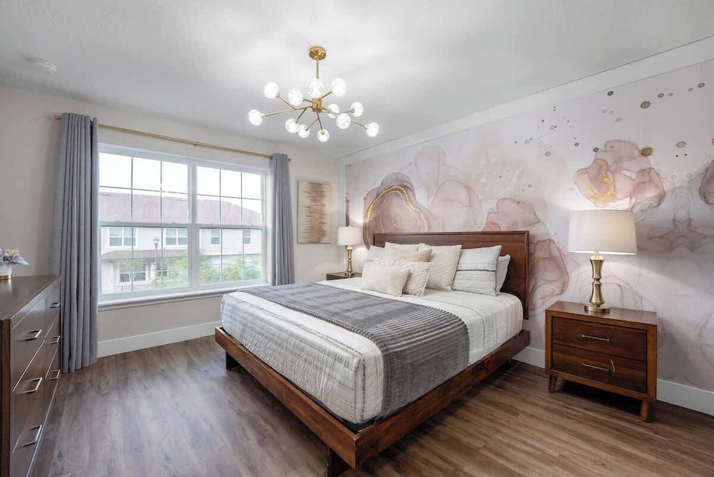 Beautiful 4BR Home w/ Modern Design
