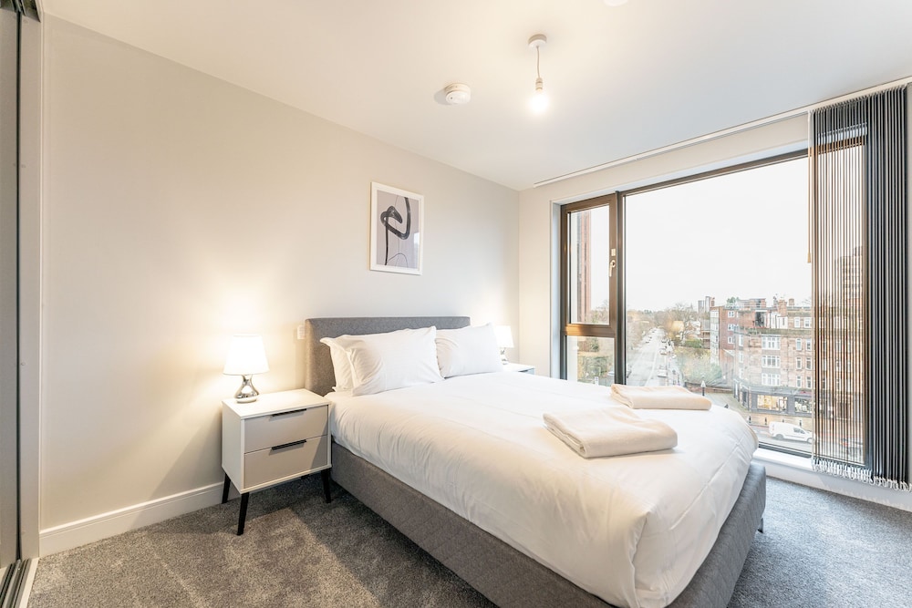 Luxury 2-bedroom Apartment in St Martin s Place BMH