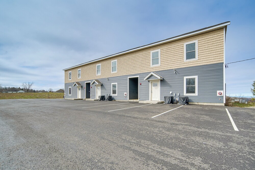4 Mi to Lake Erie: Condo in Golf Community