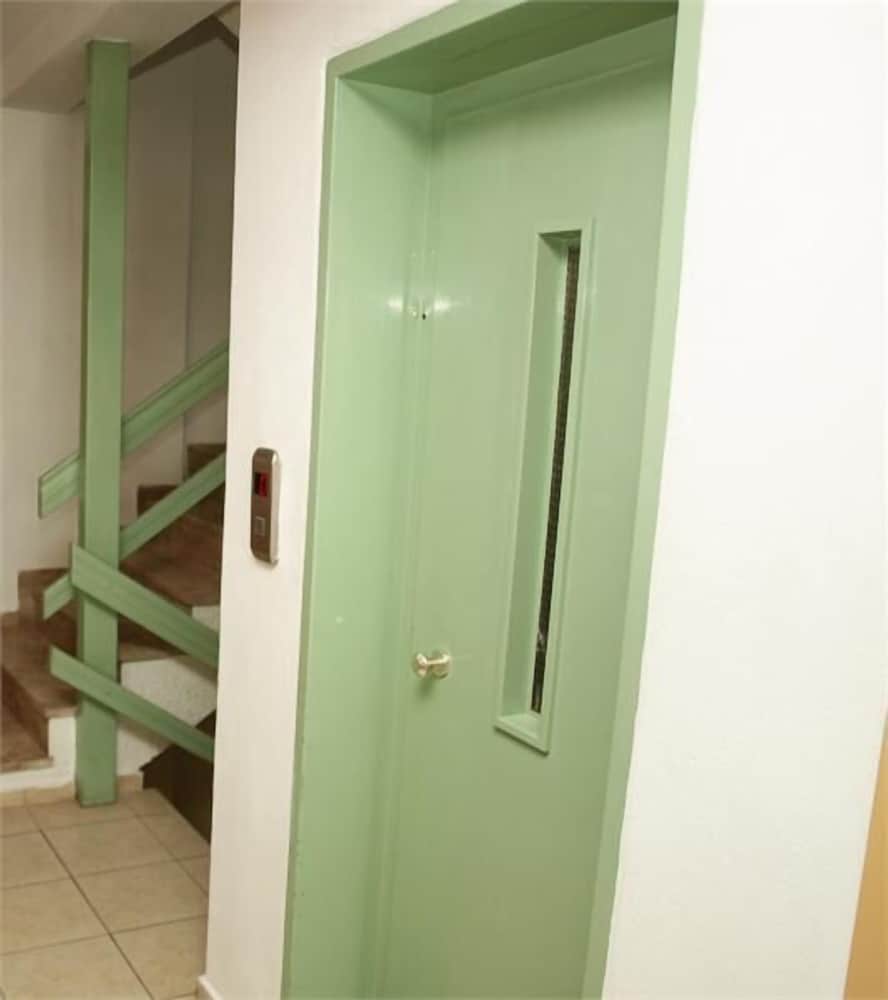 Haris Apartments