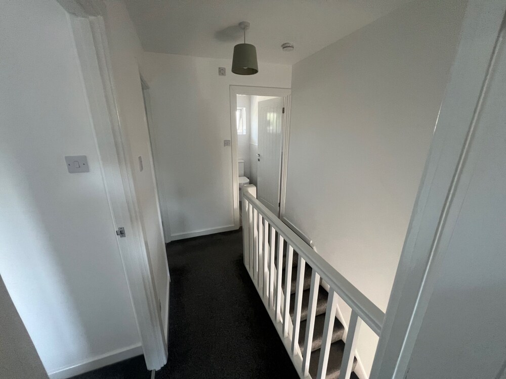 3 Bedroom House - Sleeps 6 & Free Parking