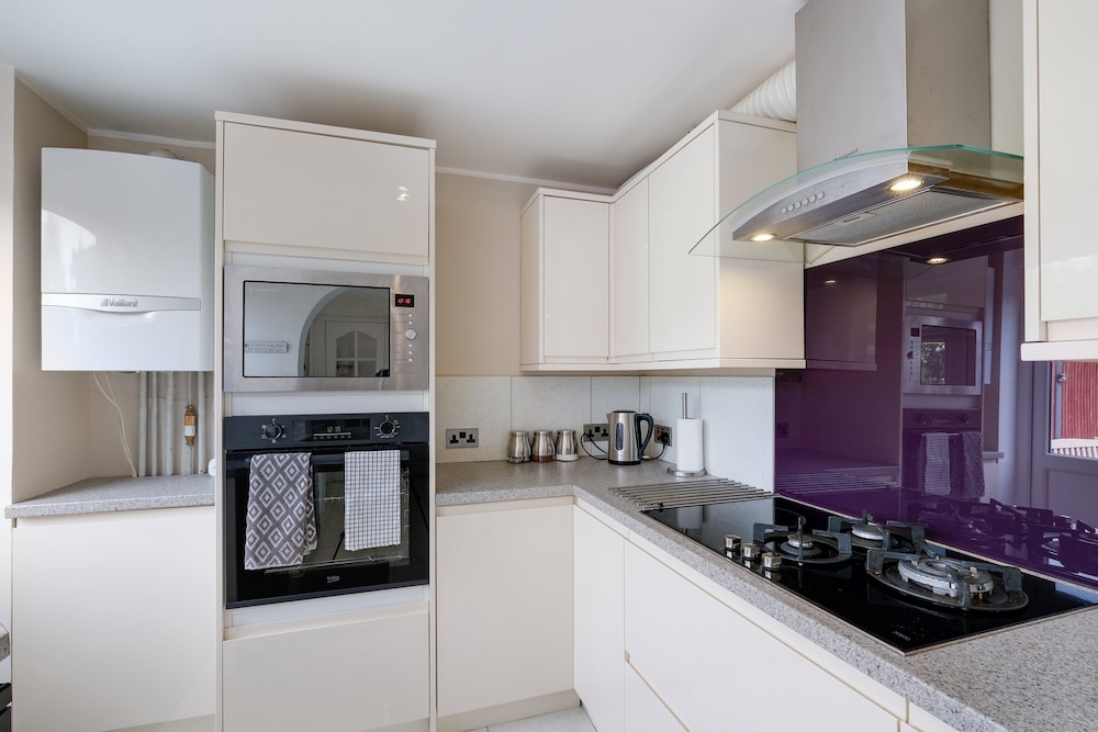 Elegant 5 Bed Home with Garden- Slough
