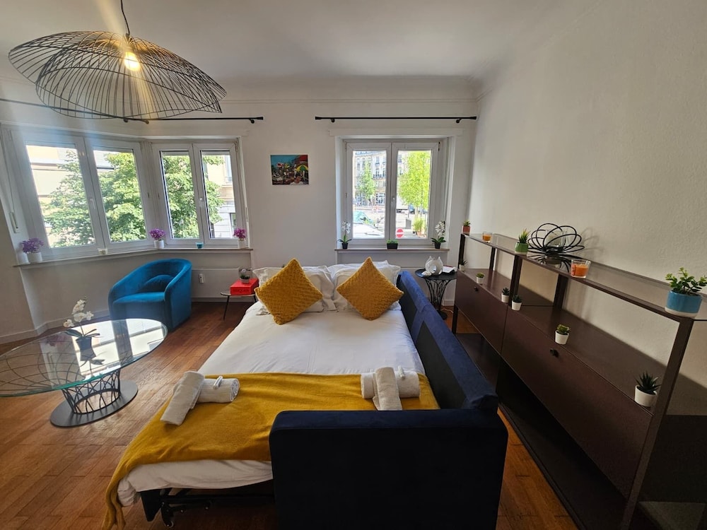 Ideal city stay 1BR near train station