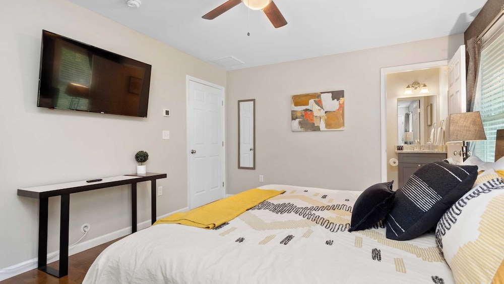 10 Townhomes, Sleeps 89 6 Mins to DT Asheville Sycamore Cove by Avantstay