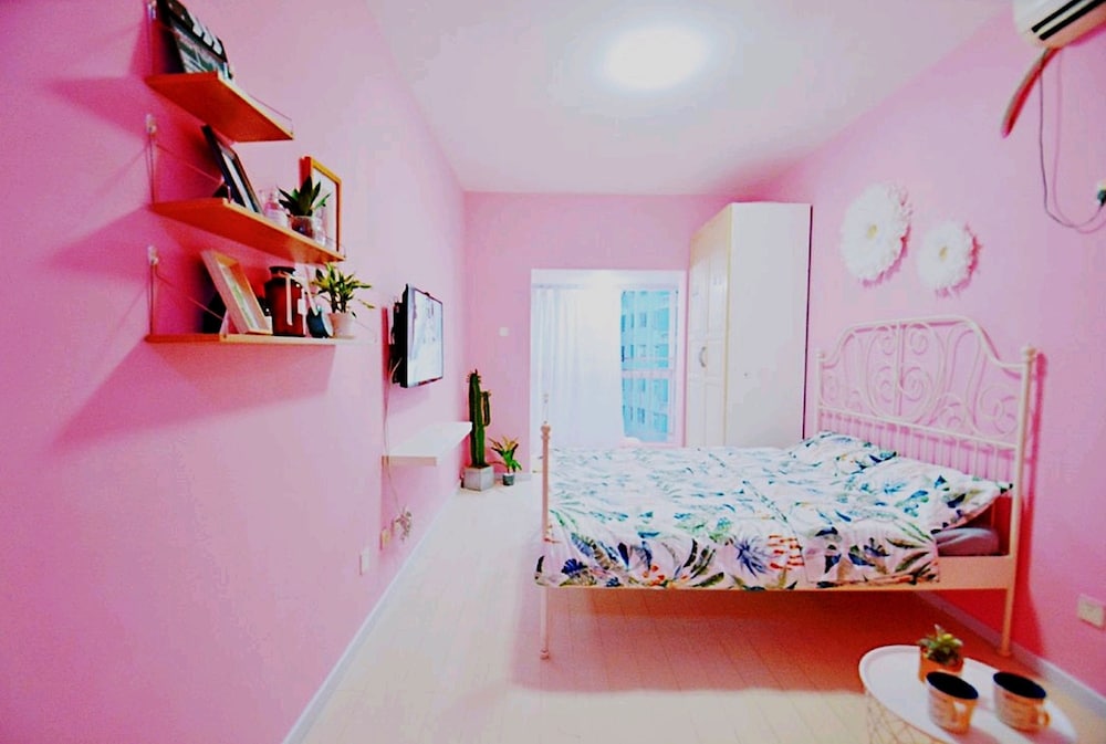 Avatar Fireworks Queen Bed Studio in Center Futian view 3