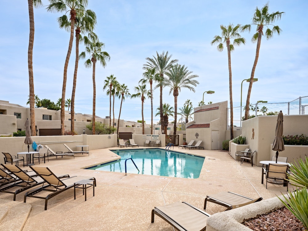 Biltmore Bliss-pool-pickeball-gym-mountain Views
