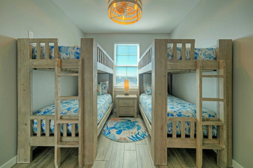 Sleeps 33! 4 Condos, Walk to the Beach, Resort-style Pool, Endless Summer Resort