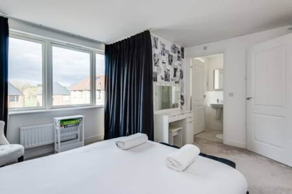 Stylish 4-br House With 3 Ensuite Free Parking