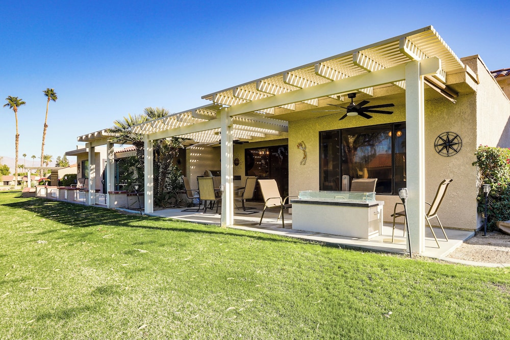 Golf Course On-site: Peaceful Condo in Palm Desert