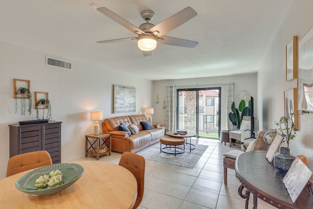 < 2 Mi to London Bridge: Chic Condo w/ Pool Access