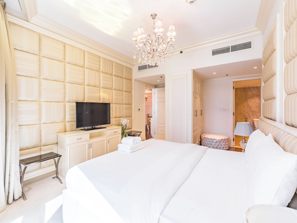 Luxury Spacious Condo in the Iconic Park Towers