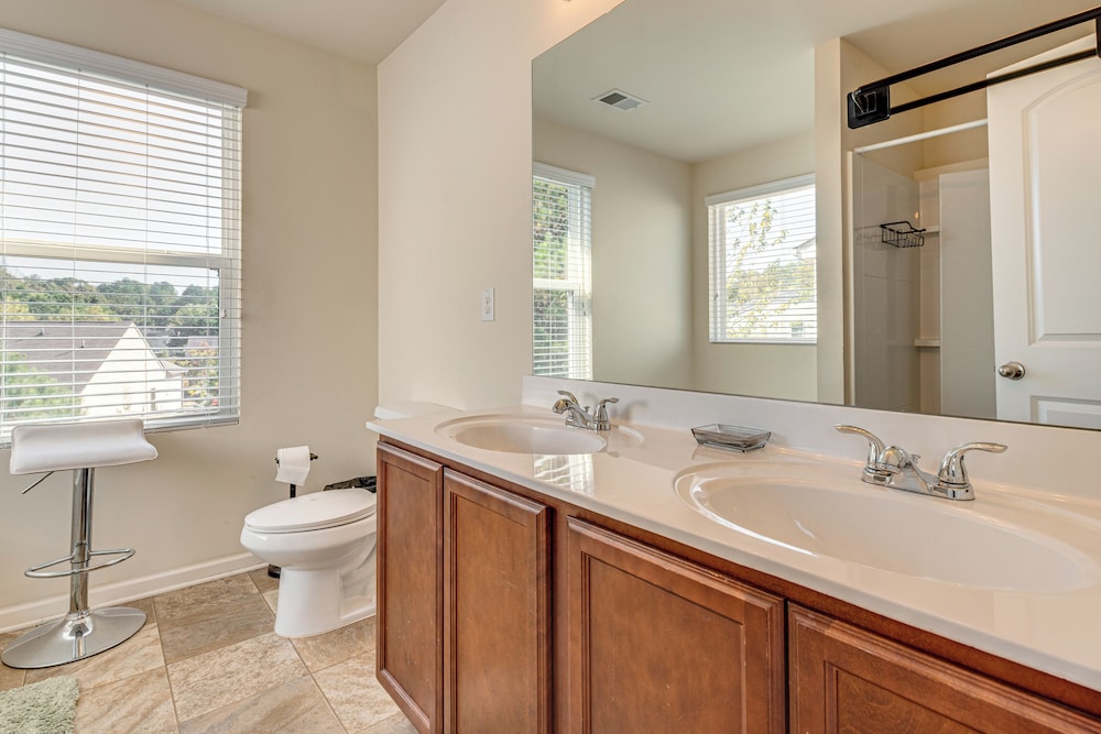 6 Mi to Atlanta Airport! Home w/ Furnished Patio