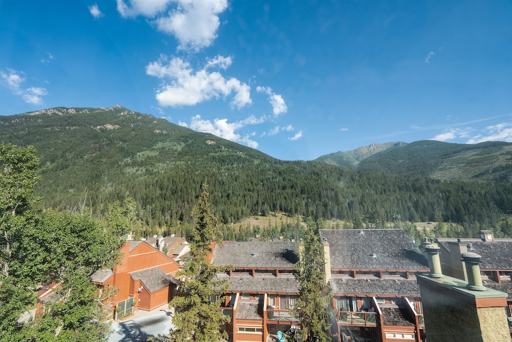 CENTRALLY Located 3-Br Home | TRUE Ski In/Out | FREE access to Pools & Hot Tubs