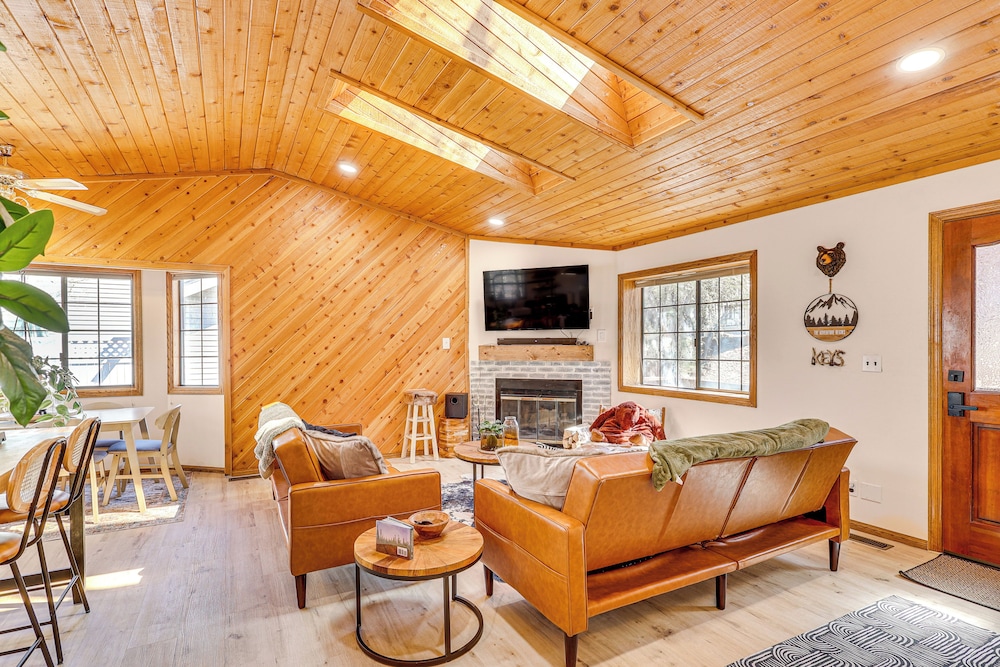 8 Mi to Big Bear Lake: Cabin w/ Deck & Fireplace