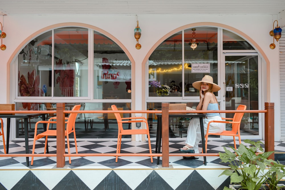 Side Walk Boutique Hotel