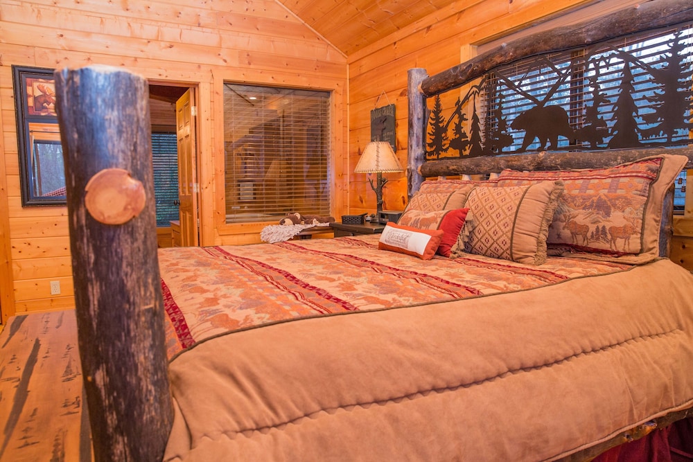 Cub Creek Lodge - Three Bedroom Cabin view 3