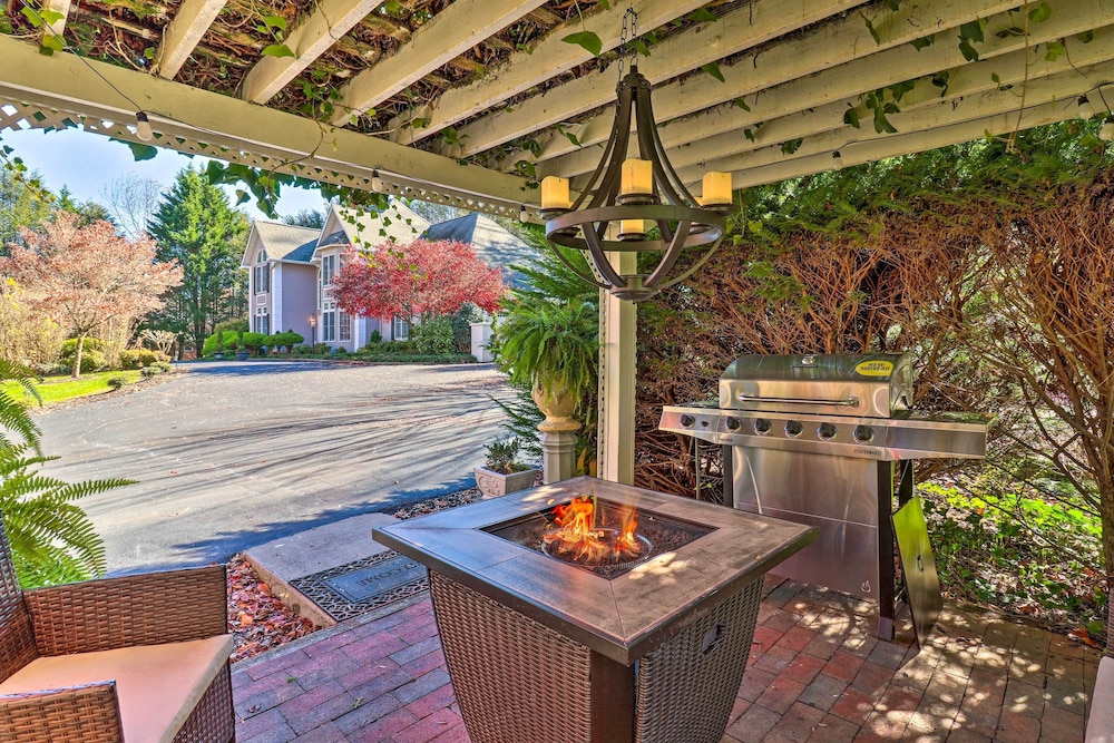 Million-dollar Estate by Downtown Franklin!