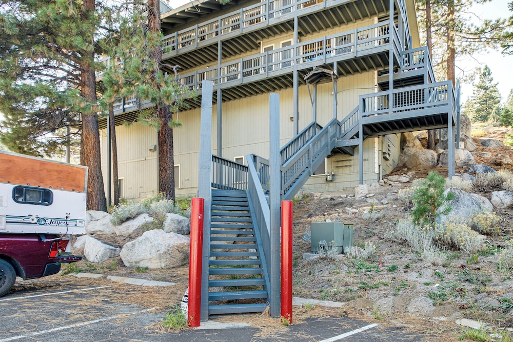 1 Mi to Stagecoach Chairlift: Stateline Condo
