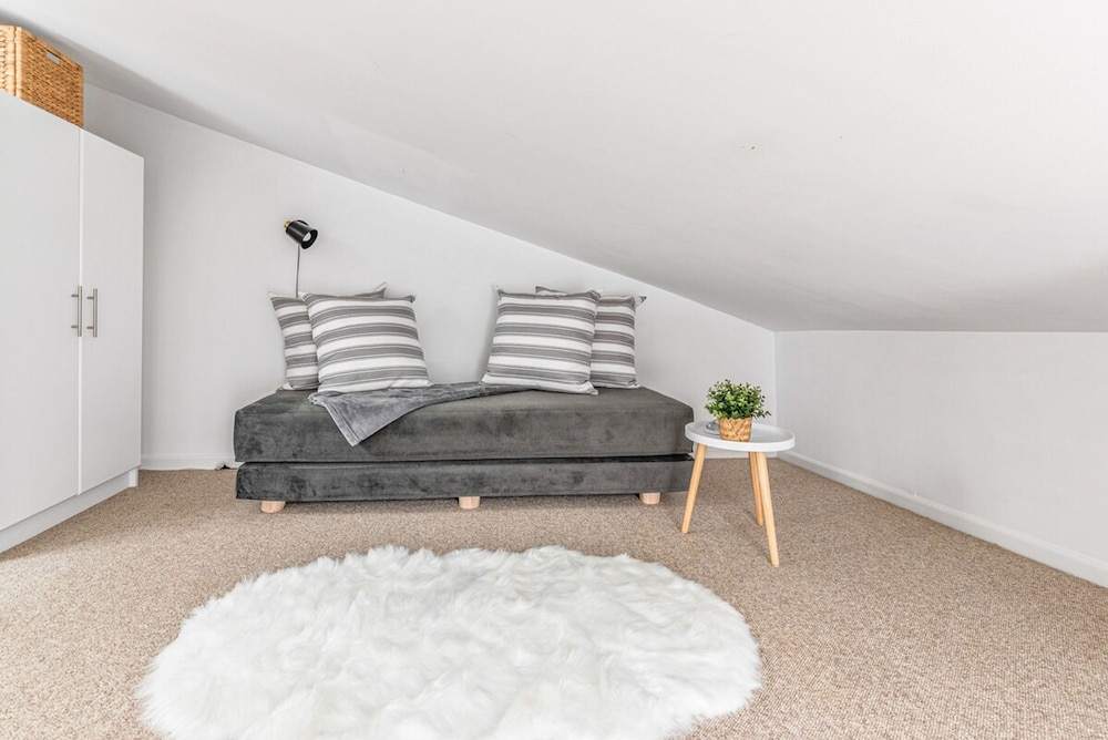 Adelphi II by Rove Travel 3BR Ft Greene w Deck