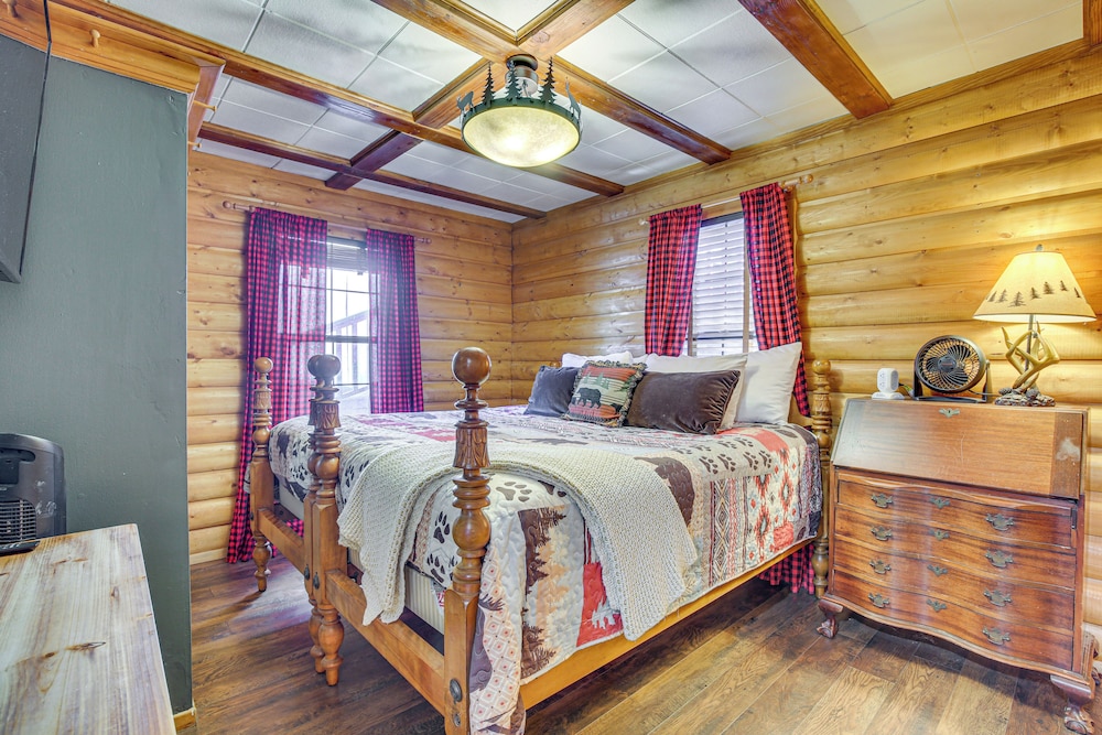 Hot Tub, Grill & Fire Pit: Cabin in Big Bear Lake