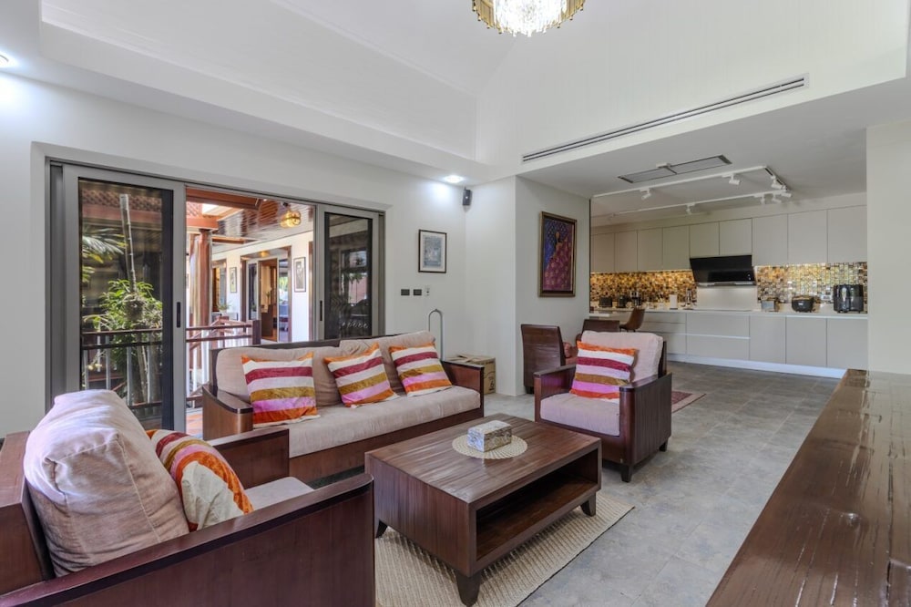 Famous Baan Bua Luxury Estate V238