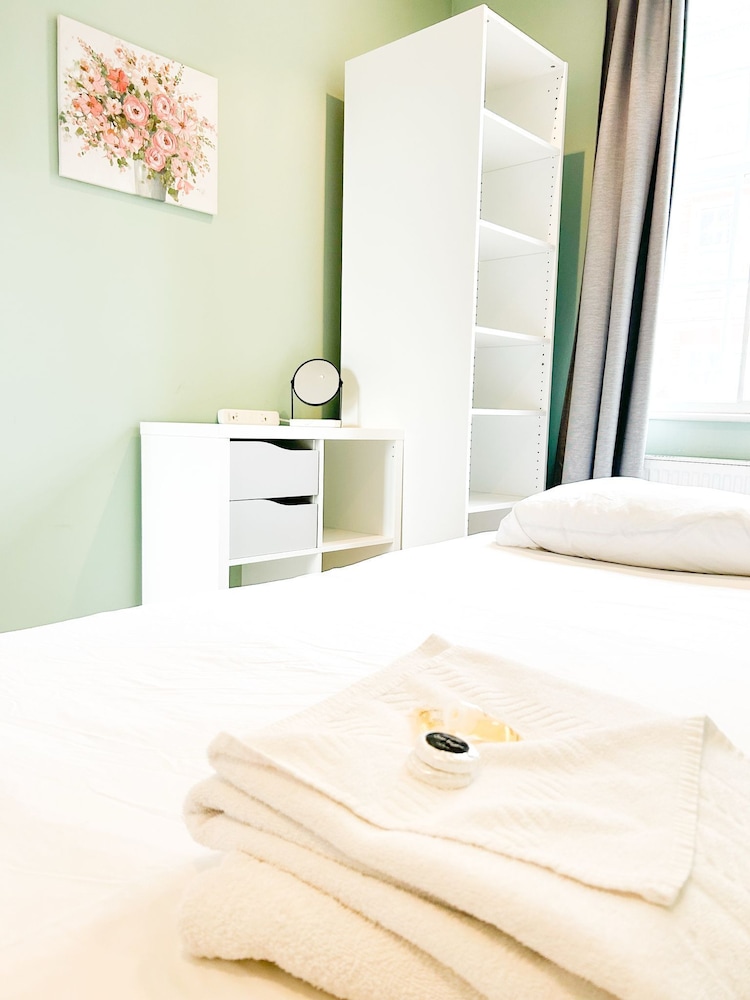 Hammersmith 2 Bedroom Flat River Thames