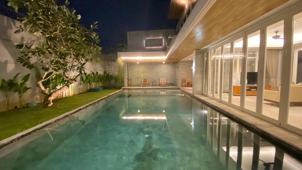 YY Villa Big Pool & Parking in Seminyak