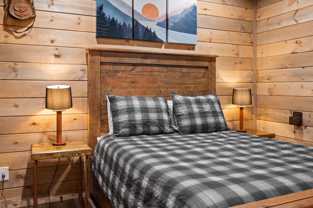 Goodness Gracious 3 Bedroom Cabin by RedAwning - Property Image 33