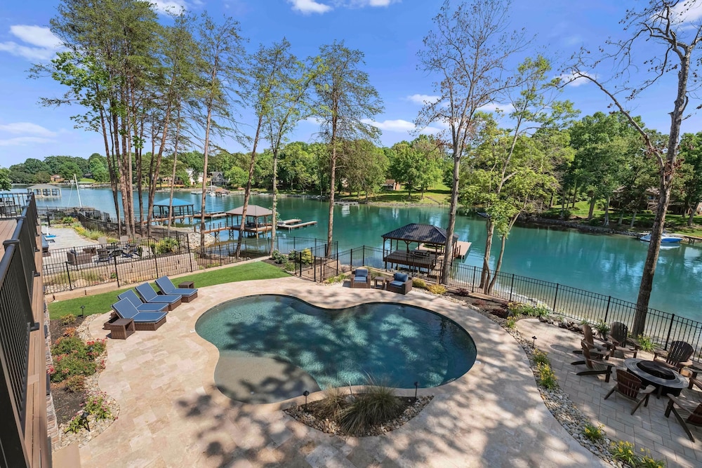 Black Bear Lodge by Avantstay Lakefront Dock Pool Theater Sleeps 20