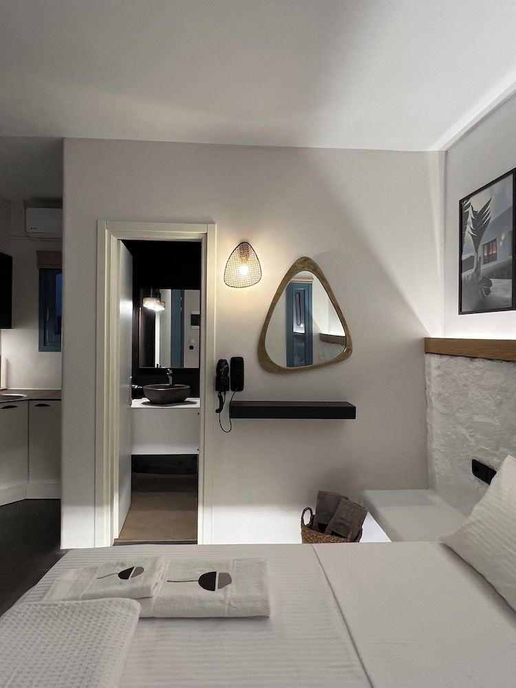 Thronos Suites