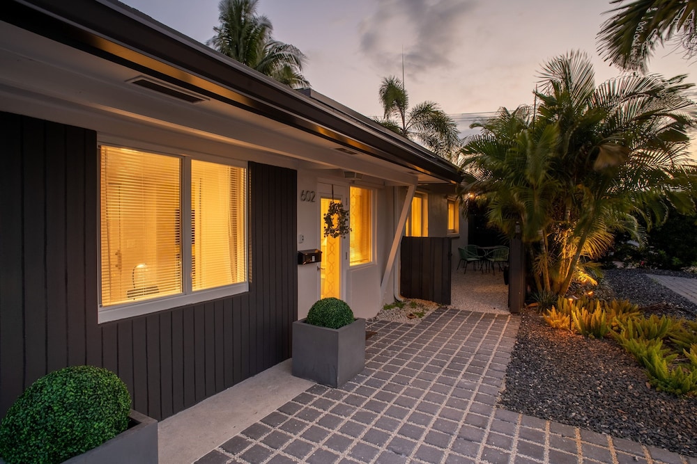 Walk to Wilton Drive - Spacious Quiet Villa 1