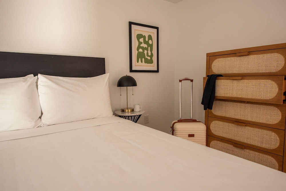 Sosuite 2BR Apt w W D Newly Renovated