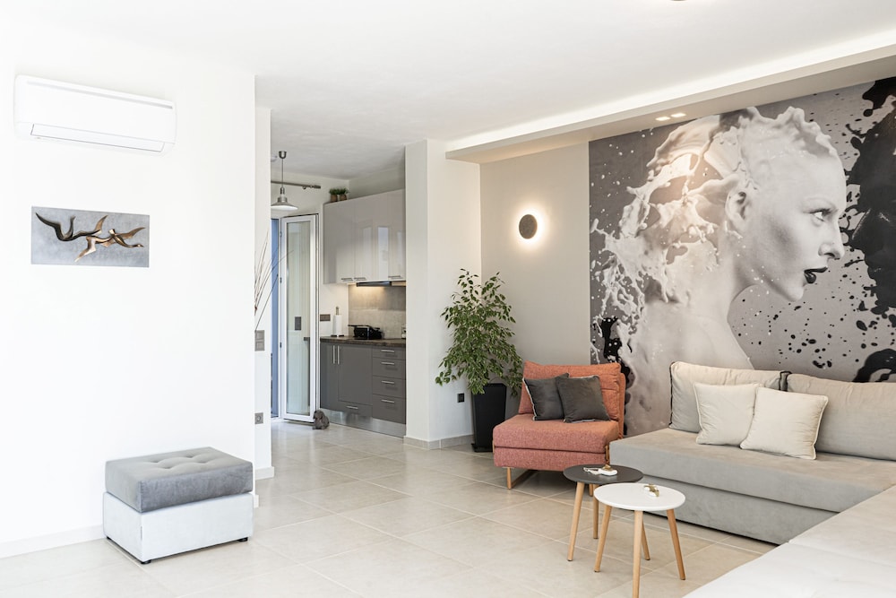Three Moirai Villa With 2 Heated Pools