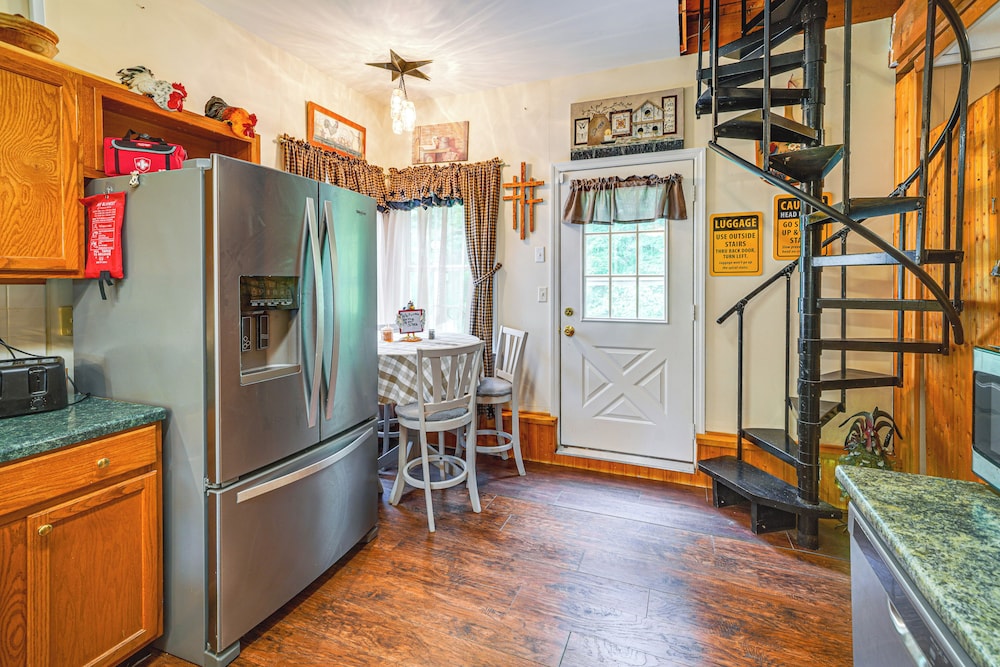 Hot Tub + Pet Friendly: Quiet French Creek Getaway
