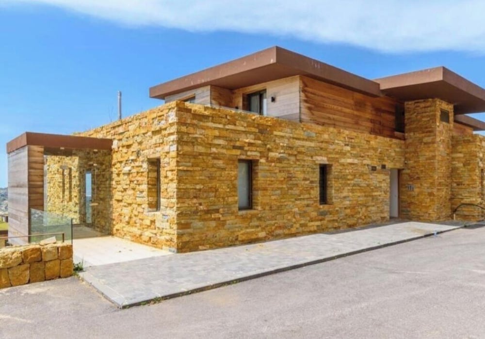 Redrock 1 br chalet faqra . Faraya