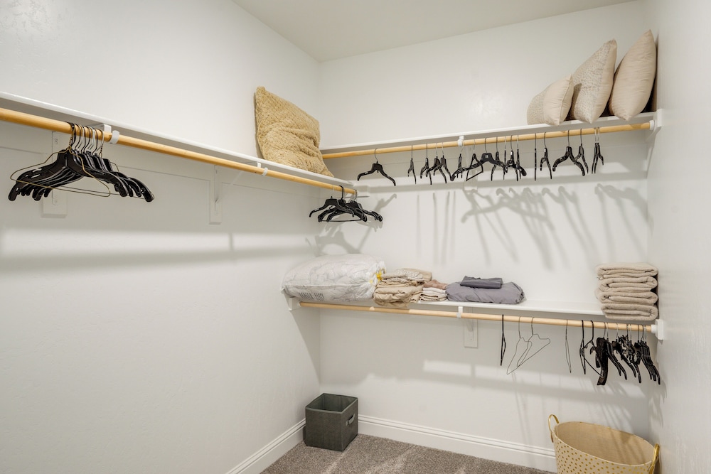 9 Mi to Dtwn Bakersfield: Pet-friendly Home