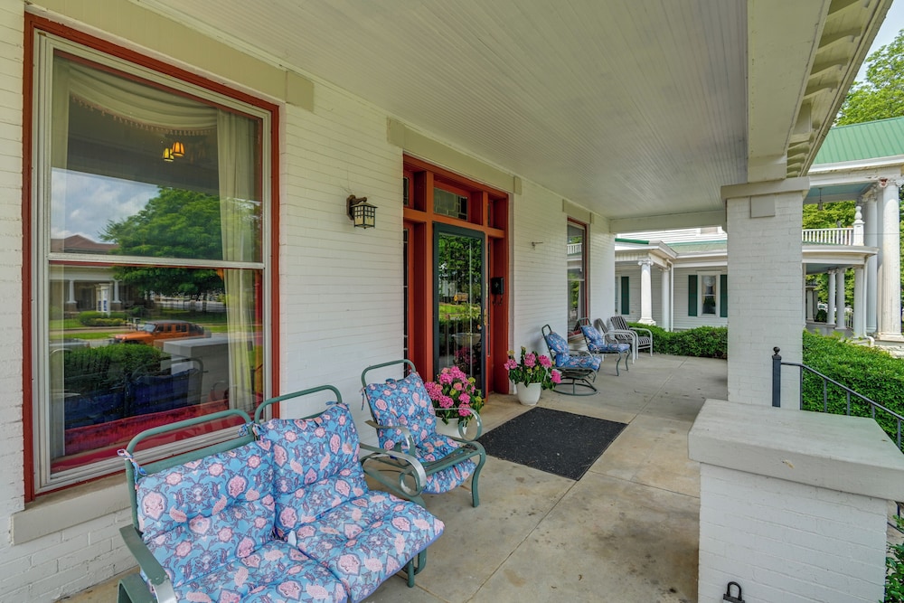 Walk to Lawrenceburg Square: Home for Large Groups