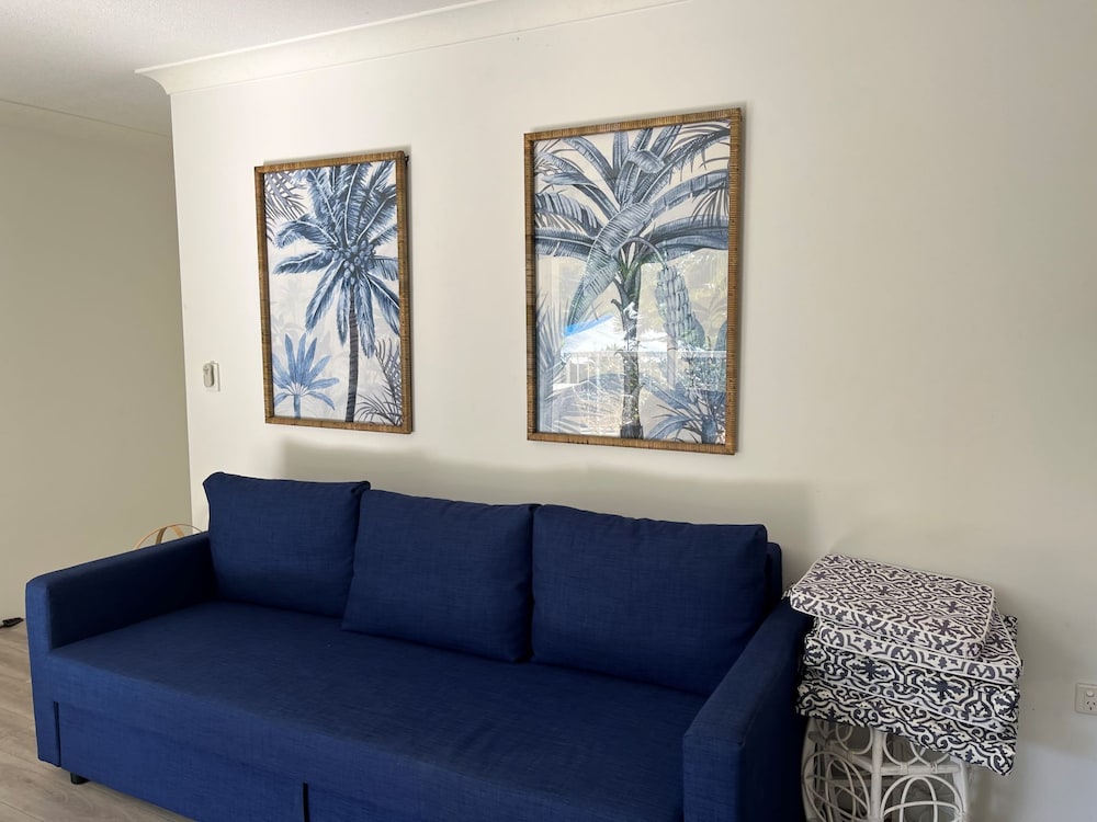 Cosy Central Burleigh Getaway