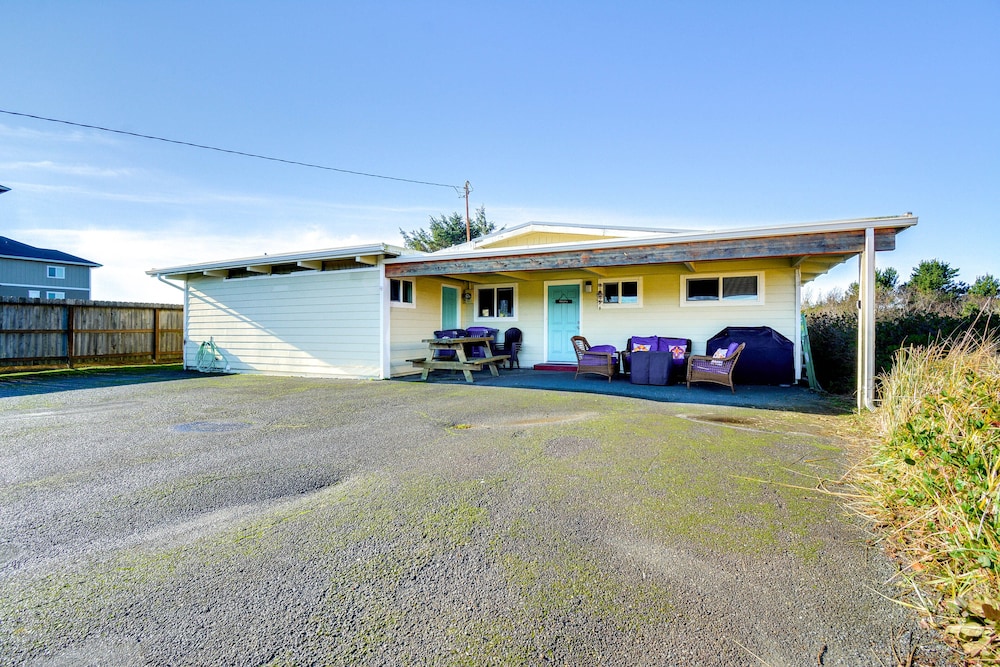 Pet-friendly Washington Retreat w/ Hot Tub & Deck! view 4
