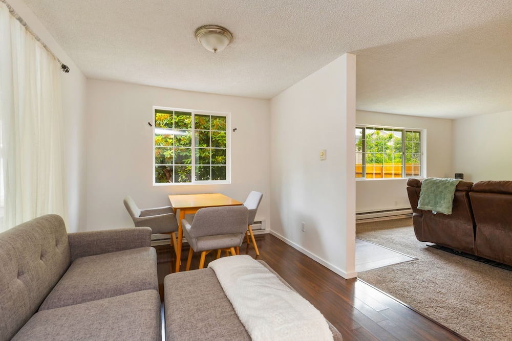 Bright 2BR Lynnwood Retreat