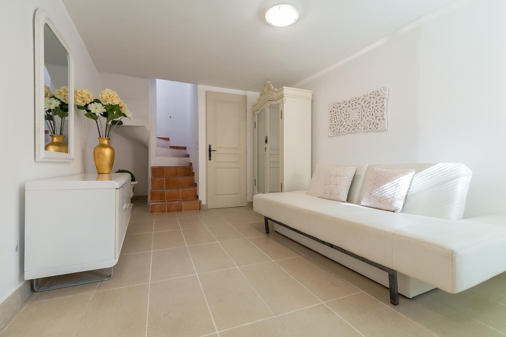 A Lovely Split Level Townhouse in the Heart of Cannes Next to the Marche Forville and the Palais - 1749