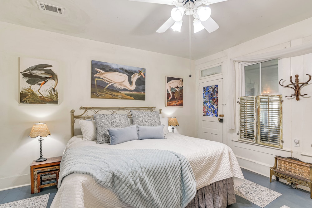 Galveston Bay Retreat: Historic La Porte Home!