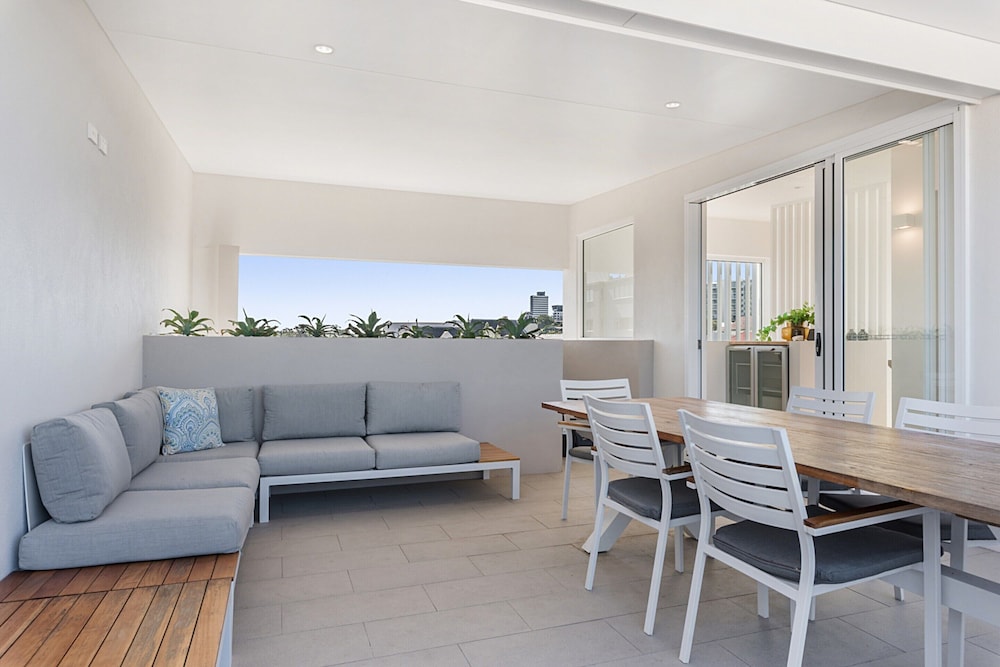 Luxury 5-floor Unit With Ocean Views Near Beach