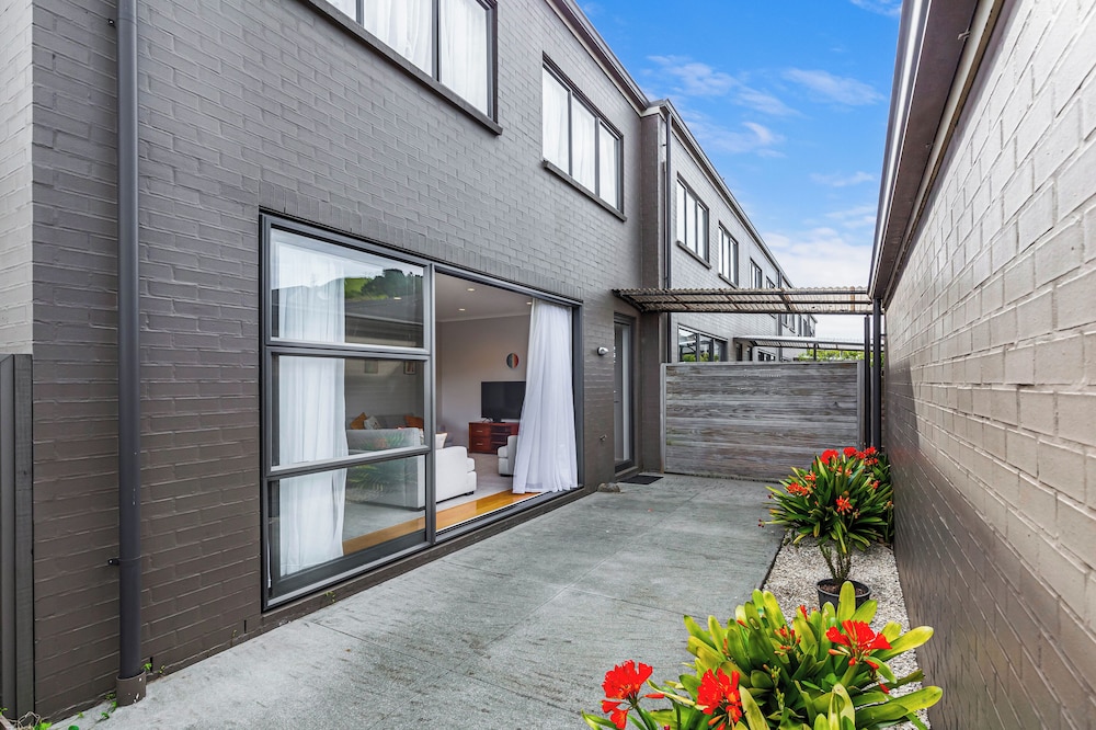 Comfy 4BR Home w/ Mt. Wellington View Zodiak Stays
