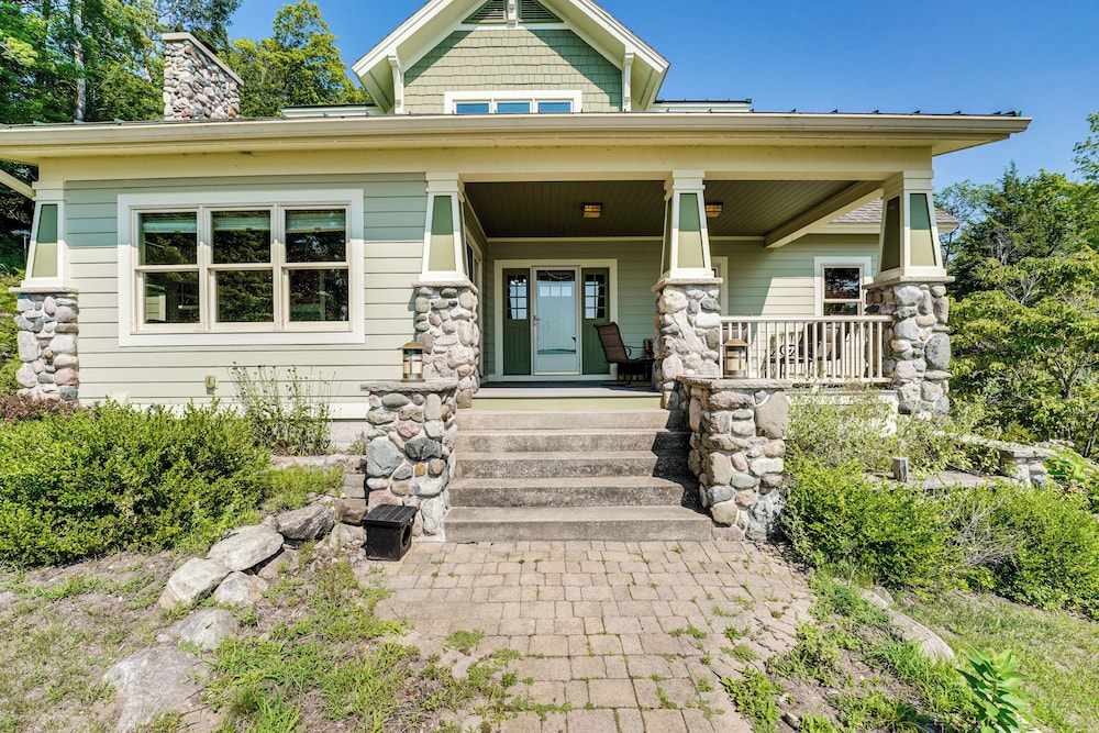 Hamlin Lake Retreat: Spacious Stay for Groups!