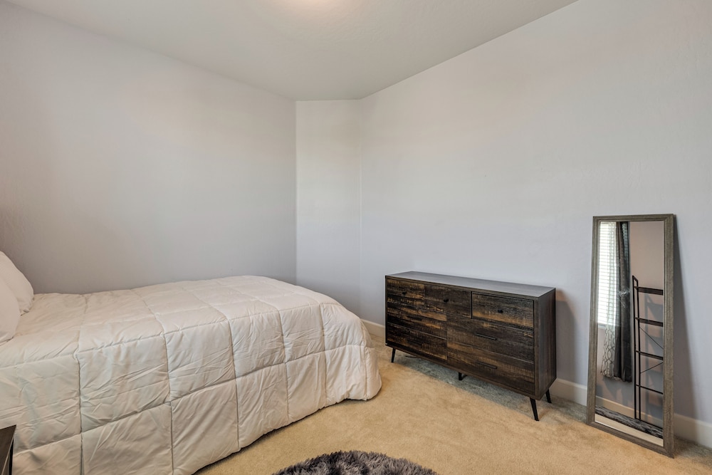 1 Mi to Golf! Spacious & Modern Home in Dinuba