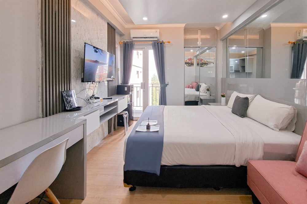 Modern Chic Studio At Sky View Apartment
