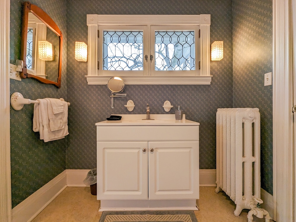 Hudson Manor Bed and Breakfast